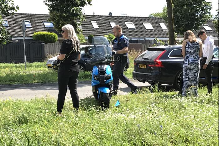 Overstekende scooterrijder botst met auto