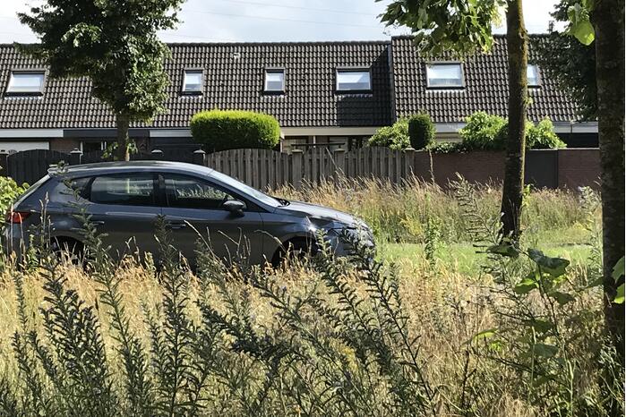 Overstekende scooterrijder botst met auto