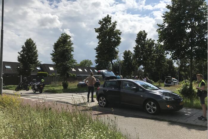 Overstekende scooterrijder botst met auto