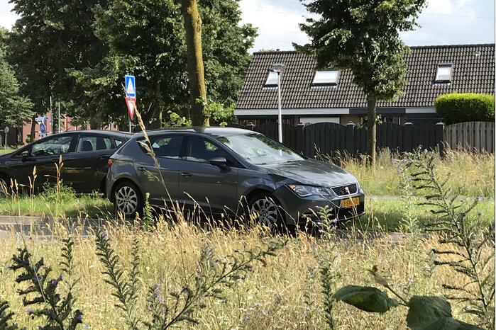 Overstekende scooterrijder botst met auto