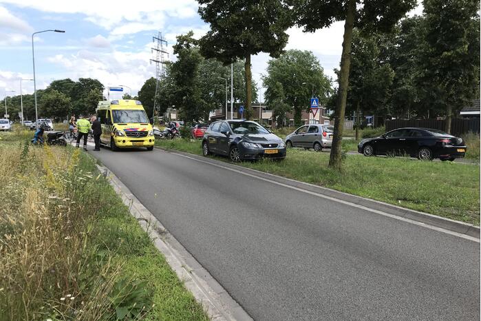 Overstekende scooterrijder botst met auto