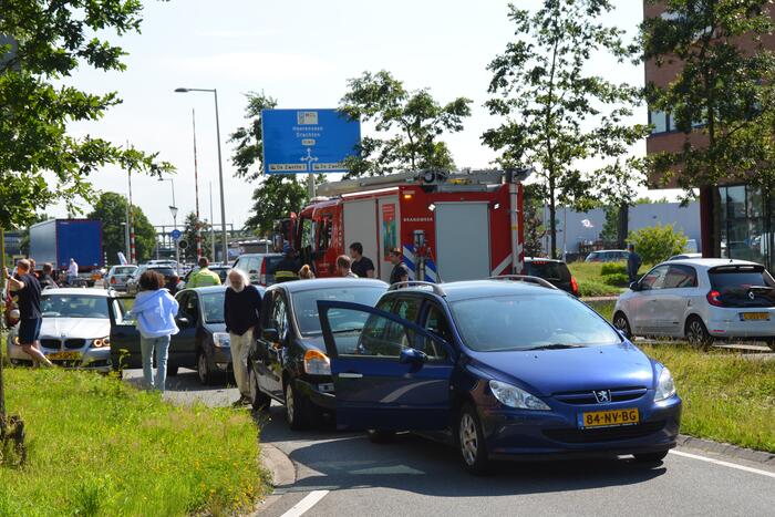 Meerdere auto's botsen op elkaar