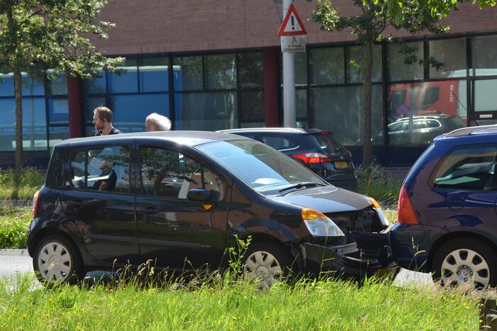 Meerdere auto's botsen op elkaar