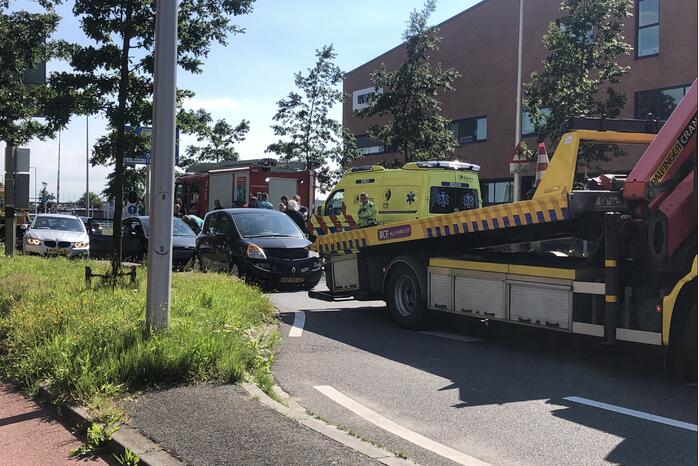 Meerdere auto's botsen op elkaar