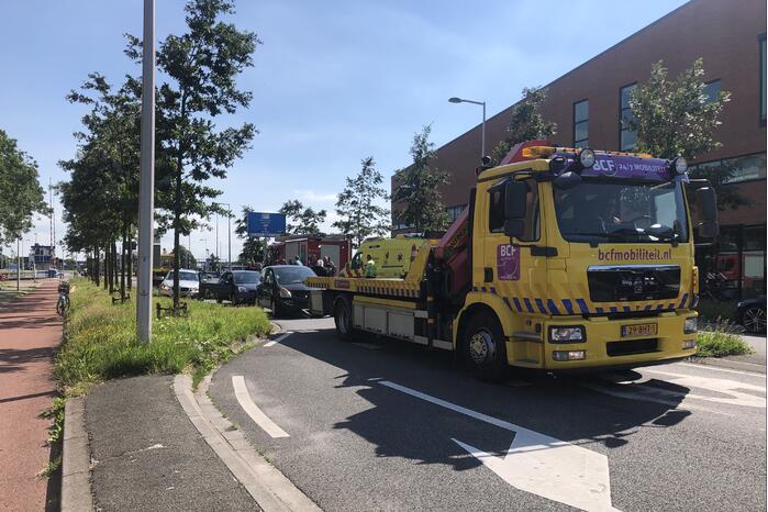 Meerdere auto's botsen op elkaar