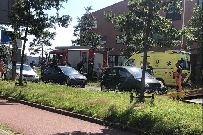 Meerdere auto's botsen op elkaar