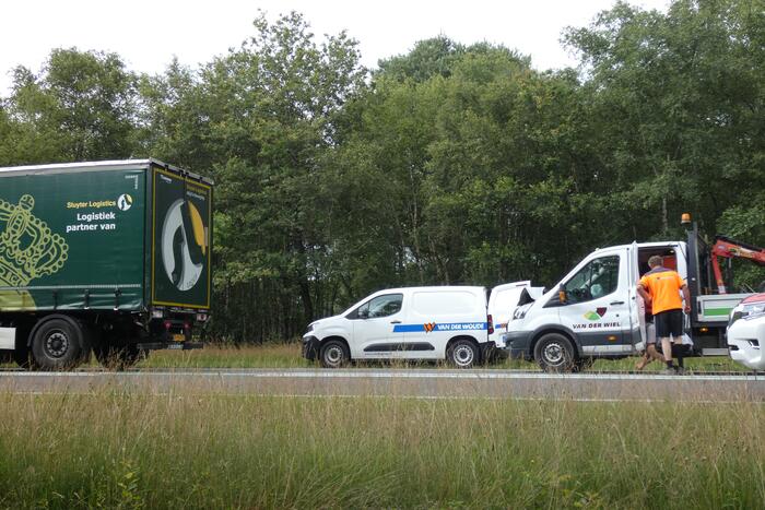 Bestelbus botst achter op vrachtwagen