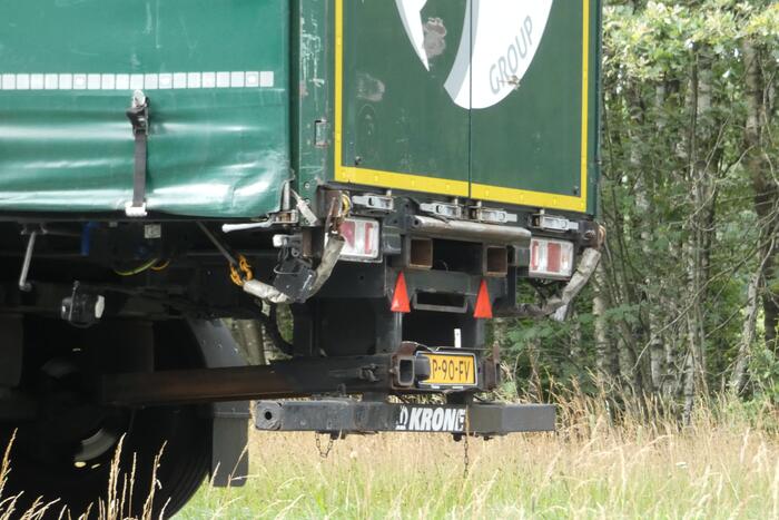Bestelbus botst achter op vrachtwagen
