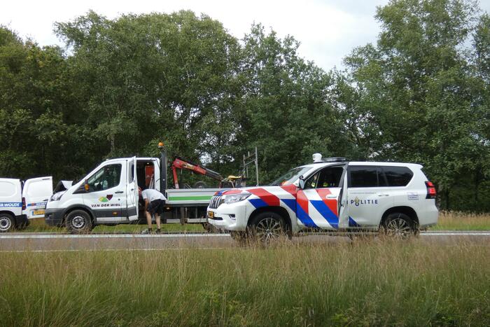 Bestelbus botst achter op vrachtwagen