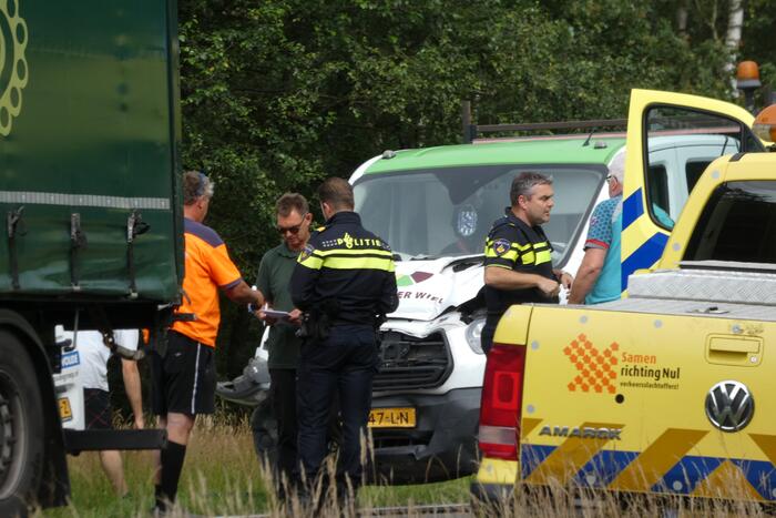 Bestelbus botst achter op vrachtwagen