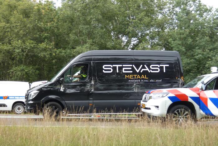Bestelbus botst achter op vrachtwagen
