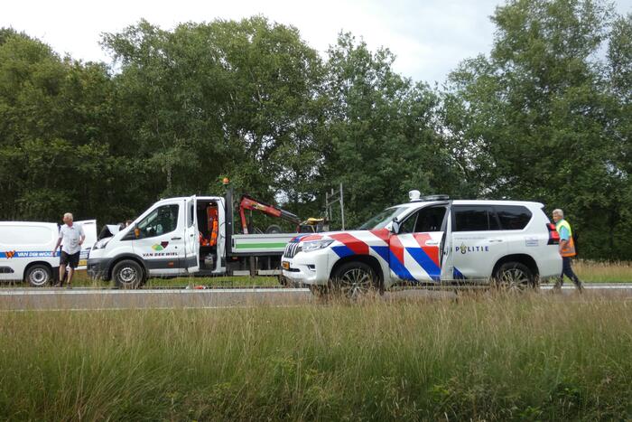 Bestelbus botst achter op vrachtwagen