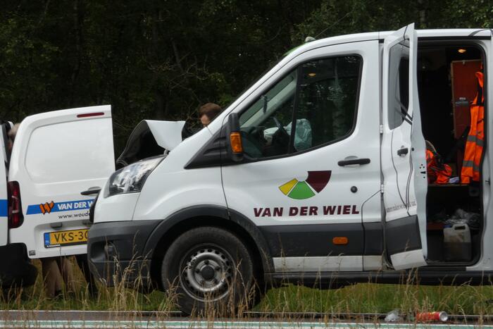 Bestelbus botst achter op vrachtwagen