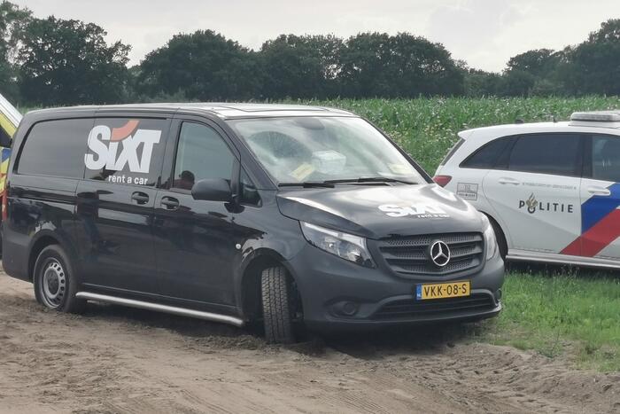 Bestelbus botst op fietsers