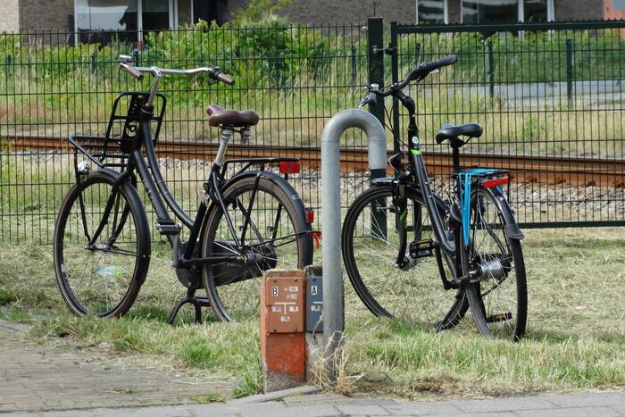Fietser en scooterrijder botsen bij spoorwegovergang