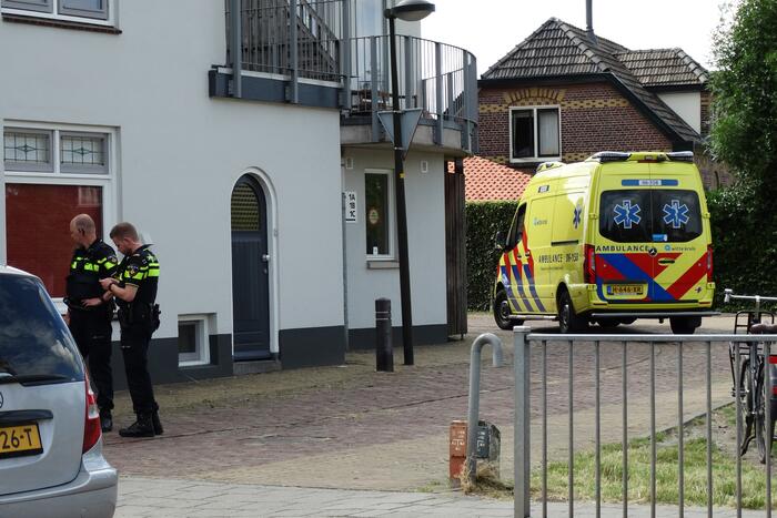 Fietser en scooterrijder botsen bij spoorwegovergang