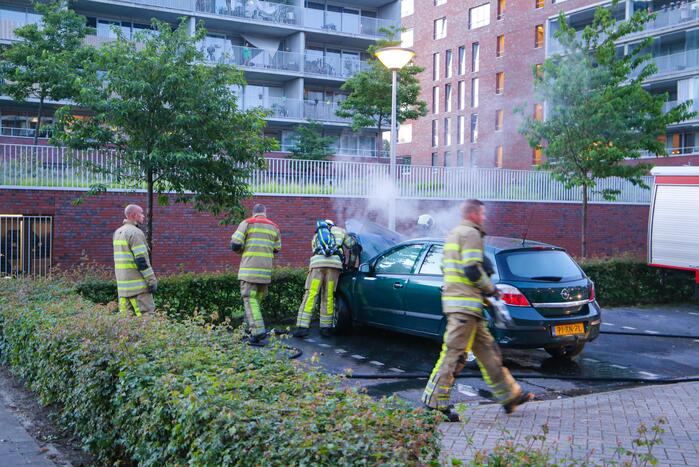Brand in motorcompartiment van auto