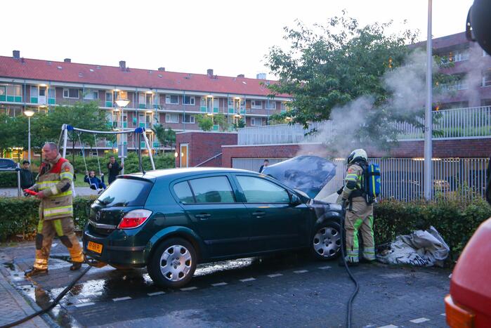 Brand in motorcompartiment van auto