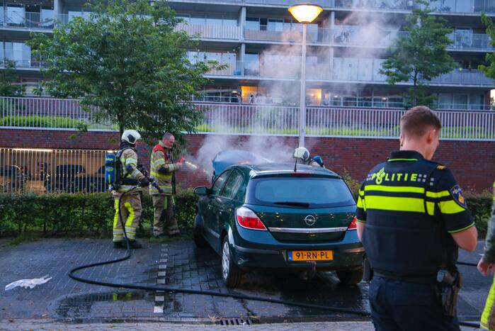 Brand in motorcompartiment van auto