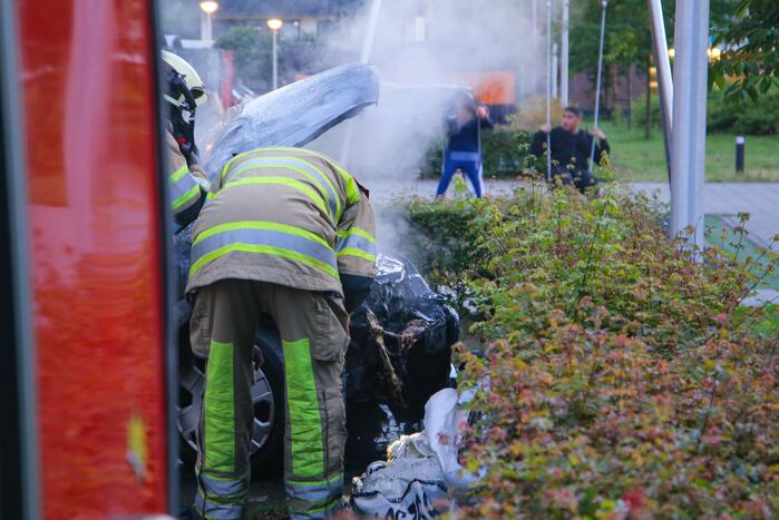 Brand in motorcompartiment van auto