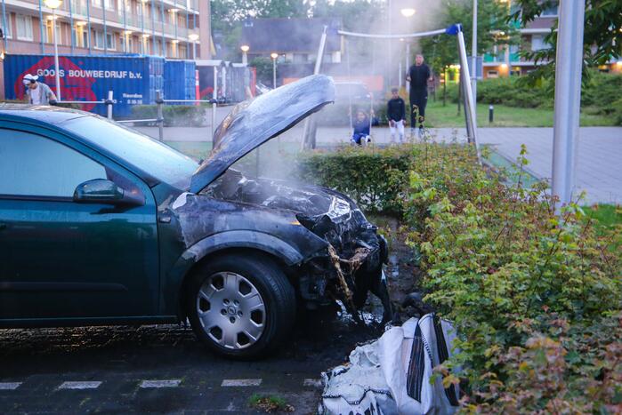 Brand in motorcompartiment van auto