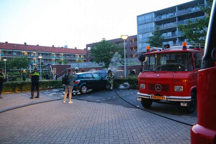 Brand in motorcompartiment van auto