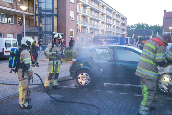 Brand in motorcompartiment van auto