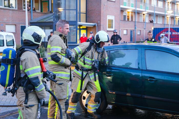 Brand in motorcompartiment van auto