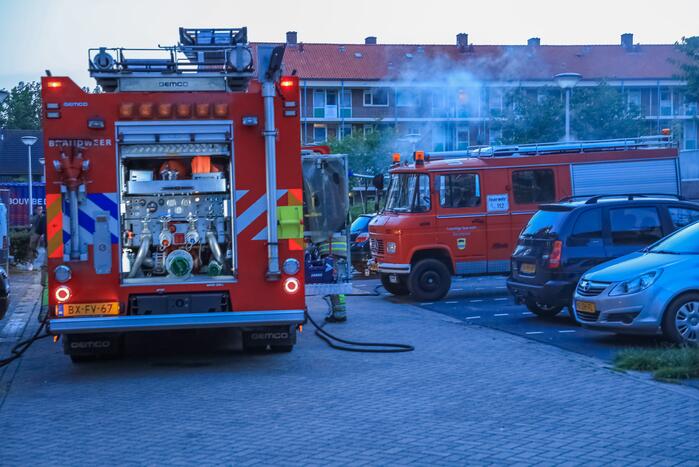 Brand in motorcompartiment van auto