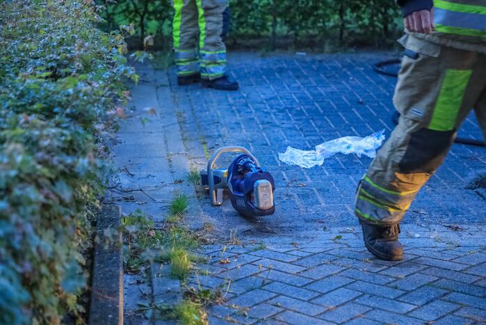 Brand in motorcompartiment van auto
