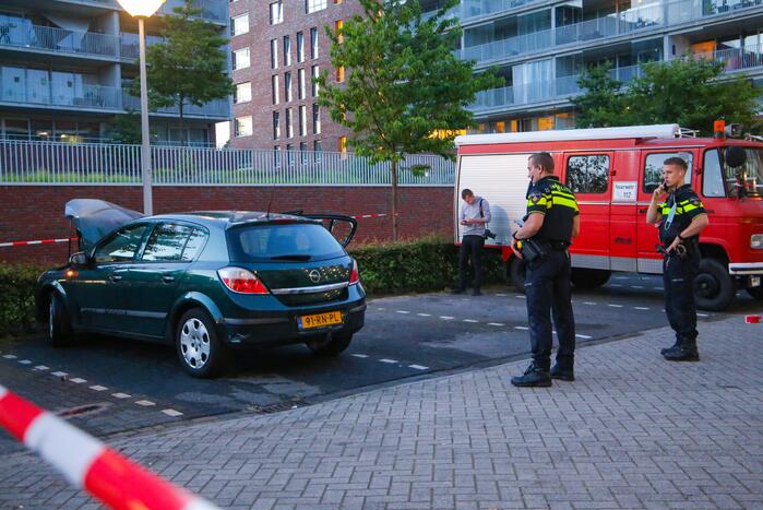 Brand in motorcompartiment van auto