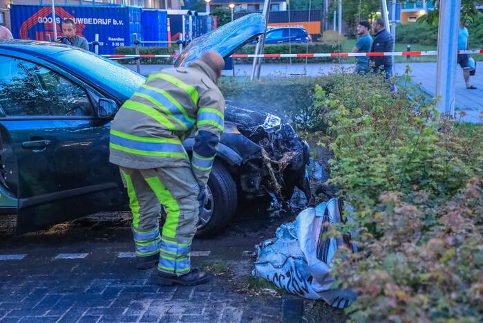 Brand in motorcompartiment van auto