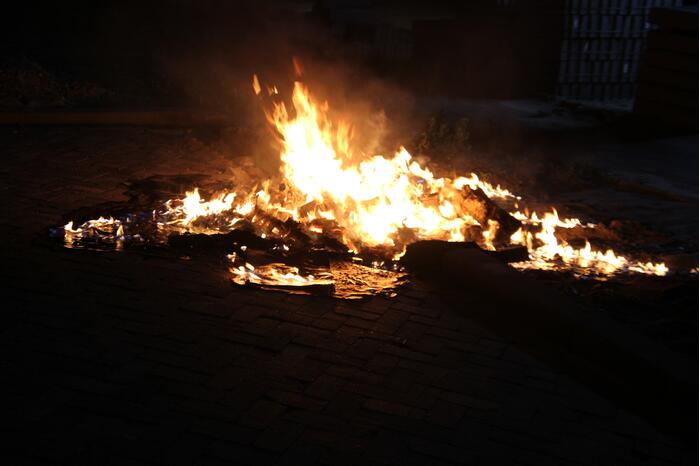 Vlammen bij brand in container