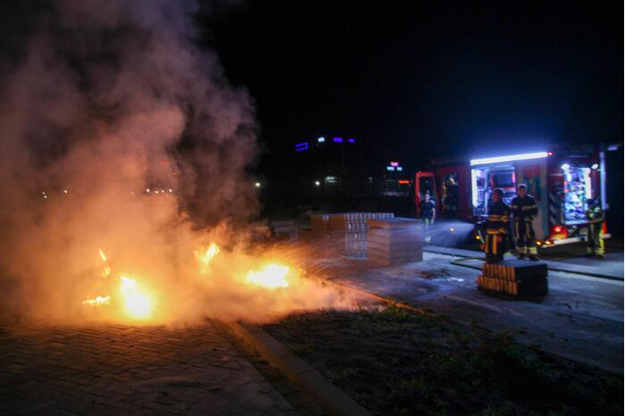 Vlammen bij brand in container