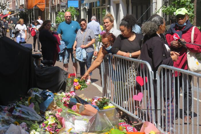 Flinke toestroom bij enorme bloemenzee voor Peter R de Vries