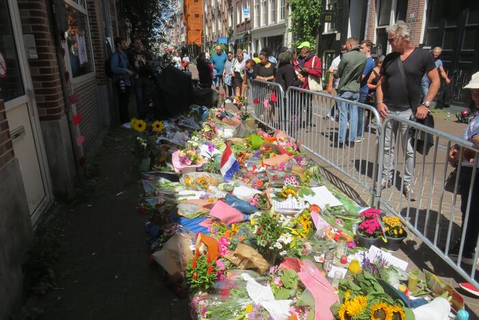 Flinke toestroom bij enorme bloemenzee voor Peter R de Vries