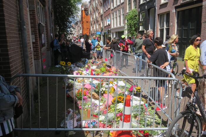 Flinke toestroom bij enorme bloemenzee voor Peter R de Vries