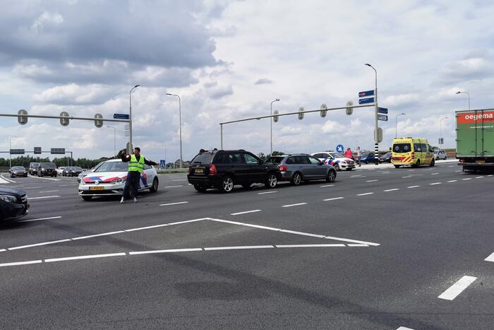 Kop-staart aanrijding tussen twee voertuigen op kruising