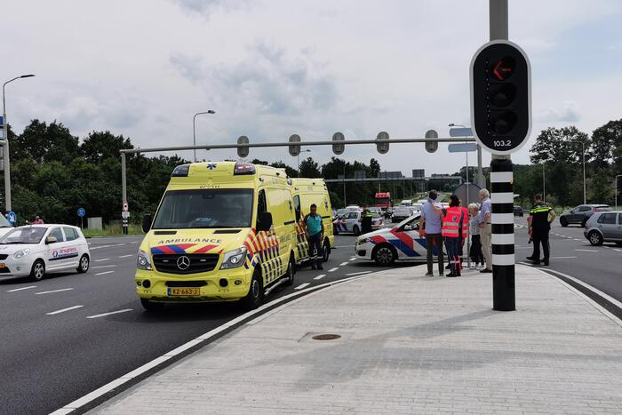 Kop-staart aanrijding tussen twee voertuigen op kruising