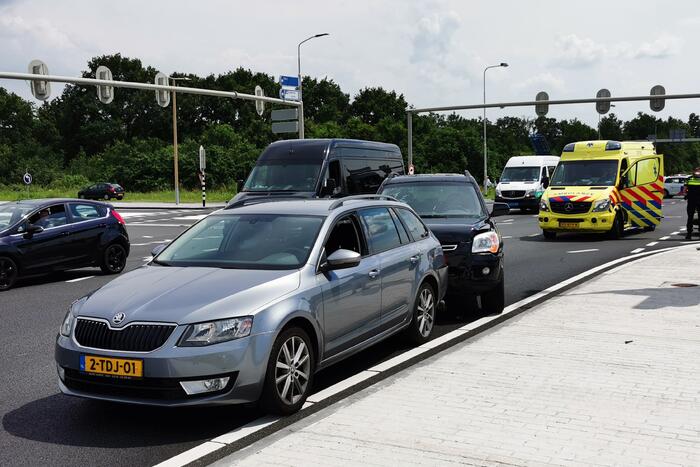 Kop-staart aanrijding tussen twee voertuigen op kruising