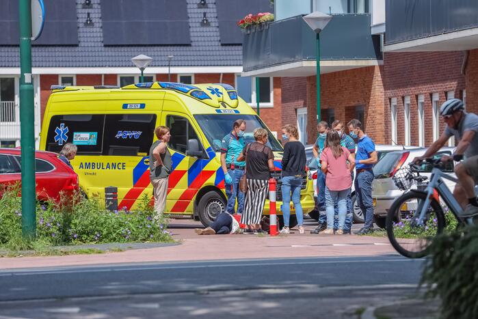 Vrouw gaat met fiets onderuit op parkeerplaats Gezondheidscentrum
