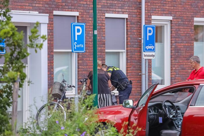 Vrouw gaat met fiets onderuit op parkeerplaats Gezondheidscentrum