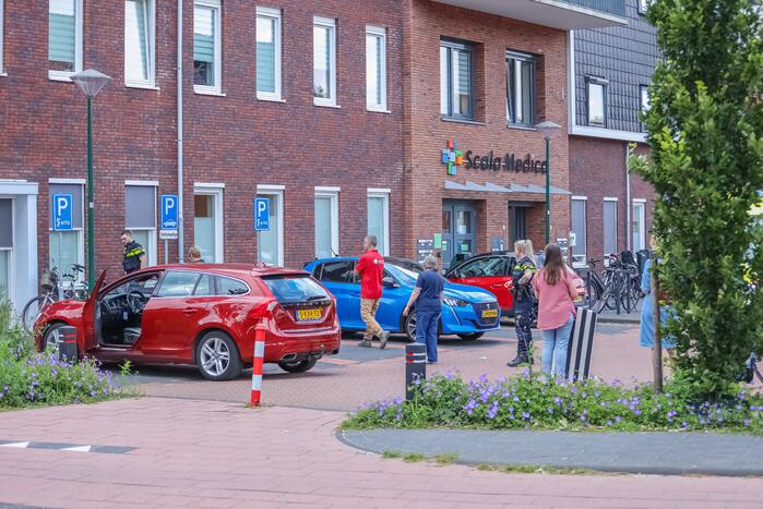 Vrouw gaat met fiets onderuit op parkeerplaats Gezondheidscentrum