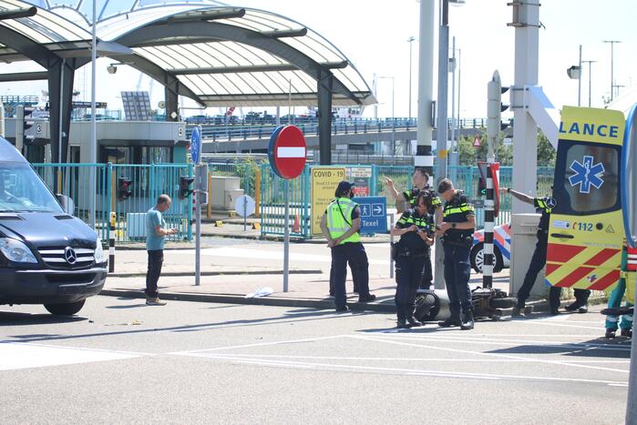 Auto botst op scooter voor ingang veerdienst