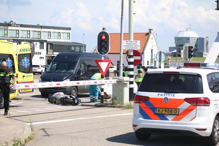 Auto botst op scooter voor ingang veerdienst