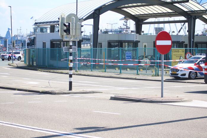 Auto botst op scooter voor ingang veerdienst