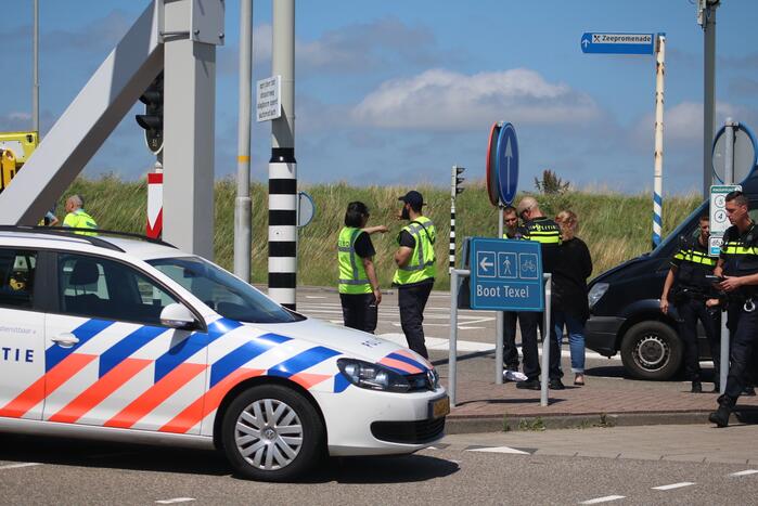 Auto botst op scooter voor ingang veerdienst