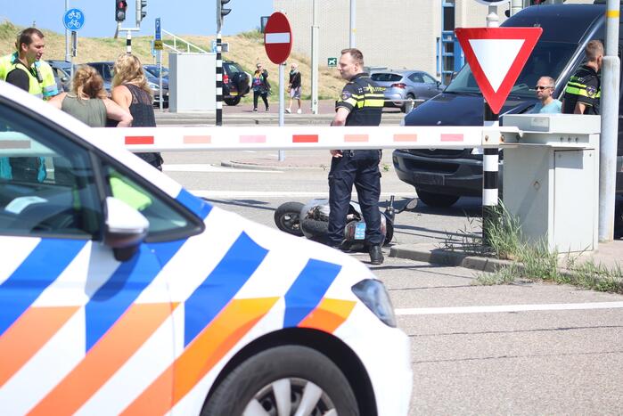 Auto botst op scooter voor ingang veerdienst