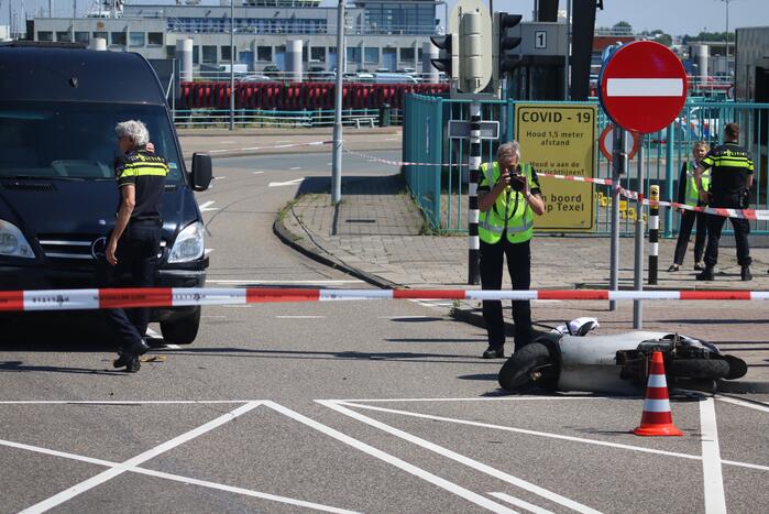Auto botst op scooter voor ingang veerdienst
