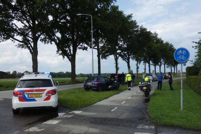 Auto's botsen op kruising